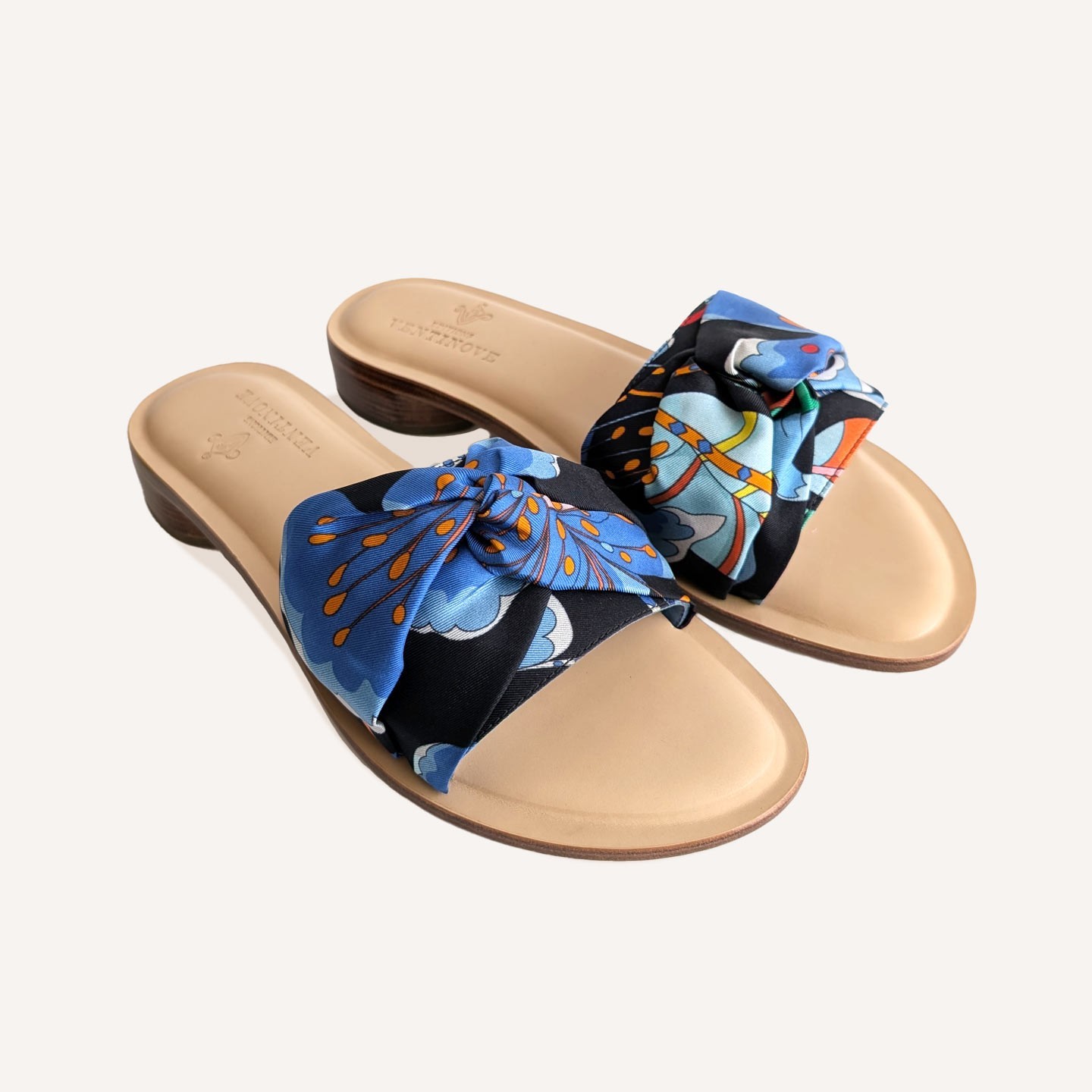 Flat silk and leather sandal Wear your summer sandal like a jewel.
