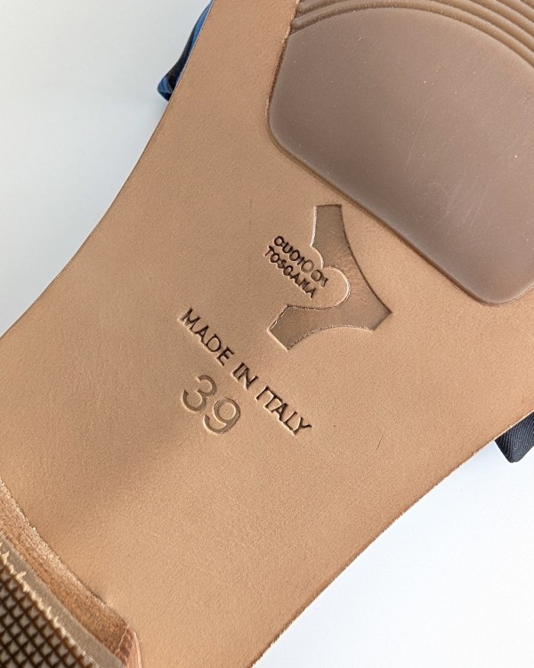 Sandale plate en soie et cuir à porter comme un bijou