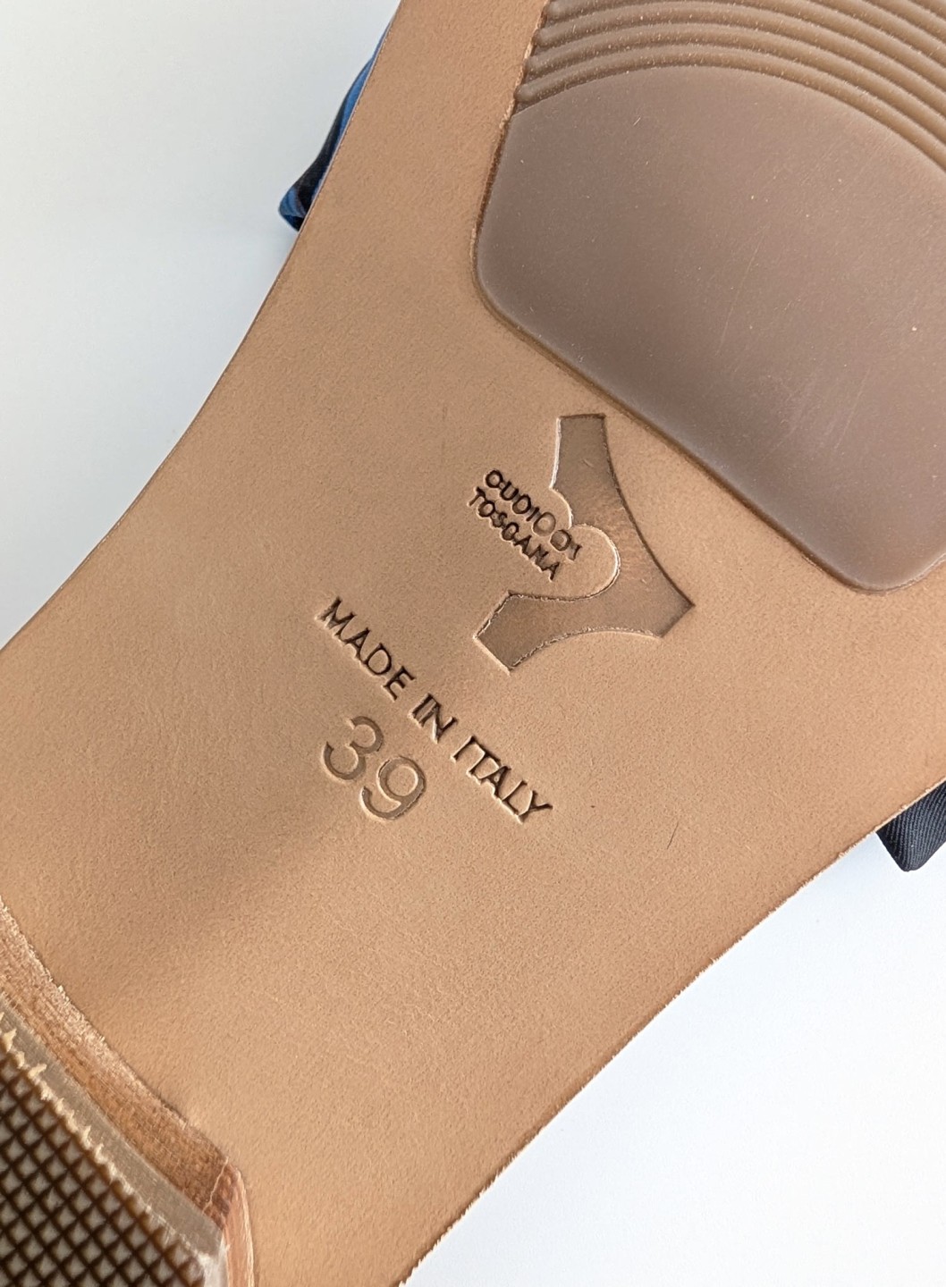 Sandale plate en soie et cuir à porter comme un bijou