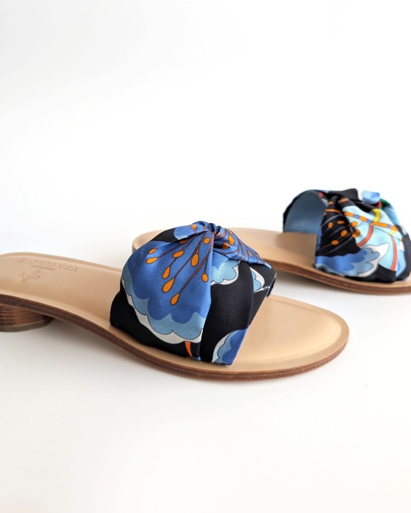 Sandale plate en soie et cuir à porter comme un bijou