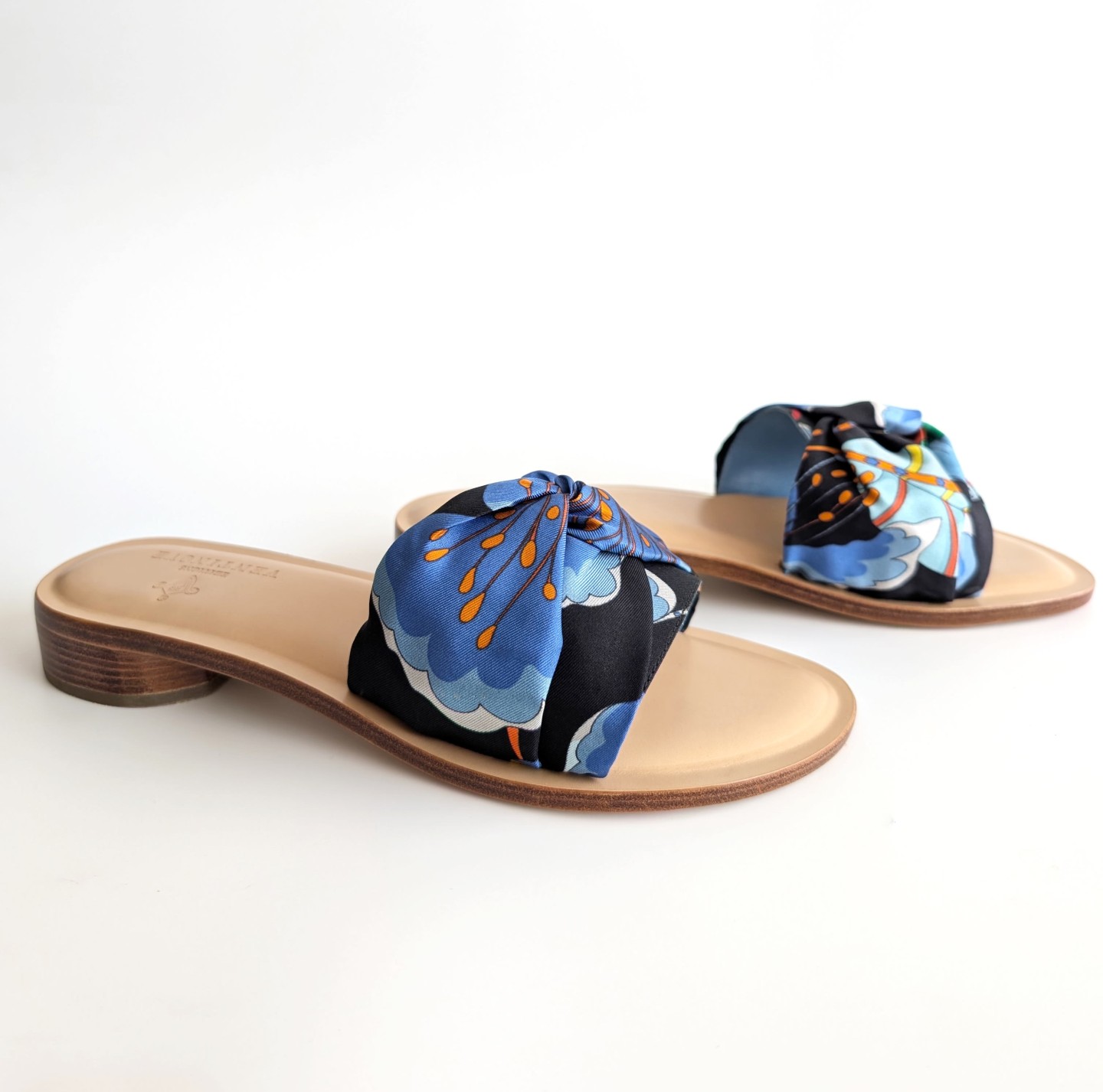 Flat silk and leather sandal Wear your summer sandal like a jewel.