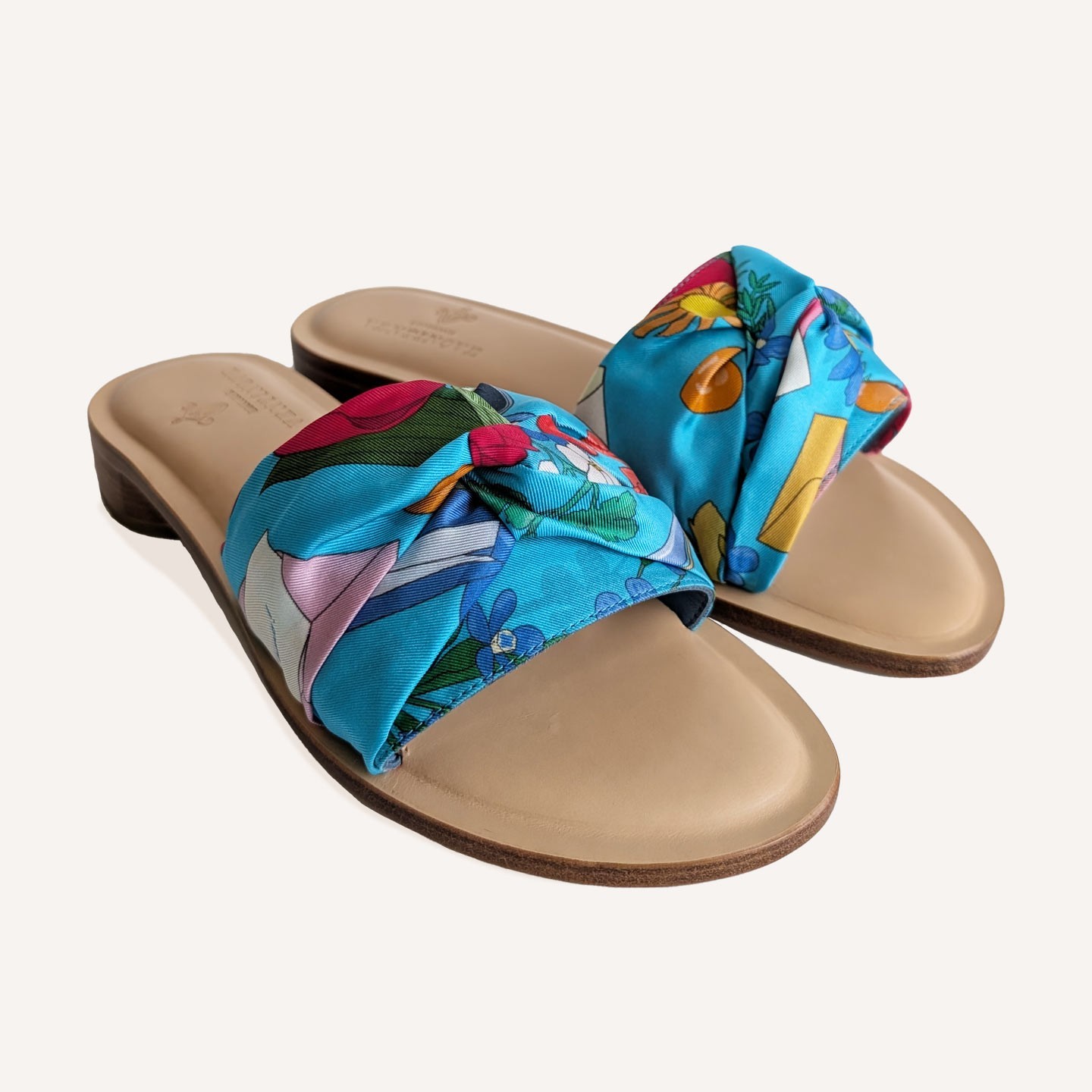 Flat silk and leather sandal Wear your summer sandal like a jewel.