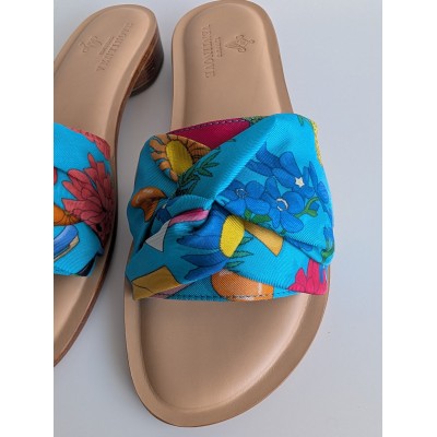 Flat silk and leather sandal Wear your summer sandal like a jewel.