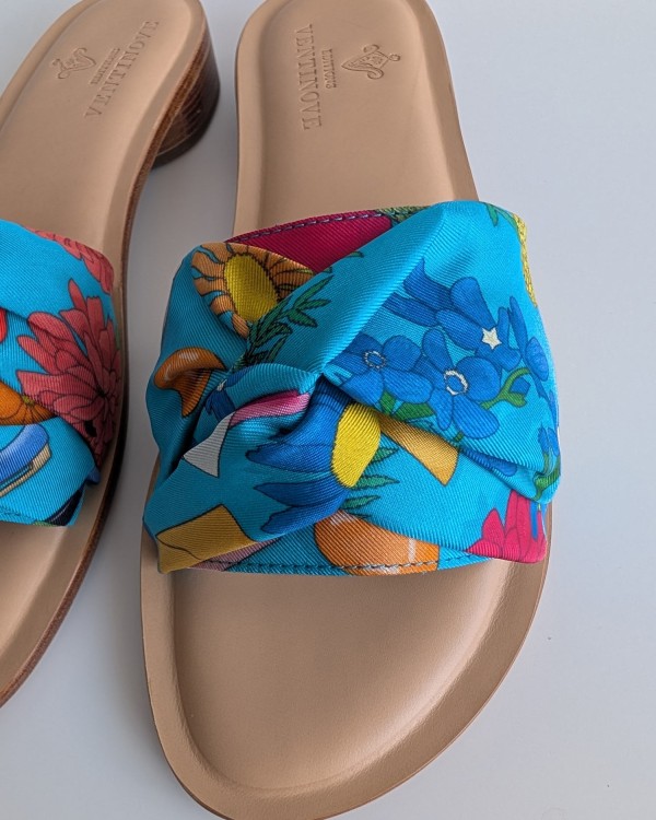 Flat silk and leather sandal Wear your summer sandal like a jewel.