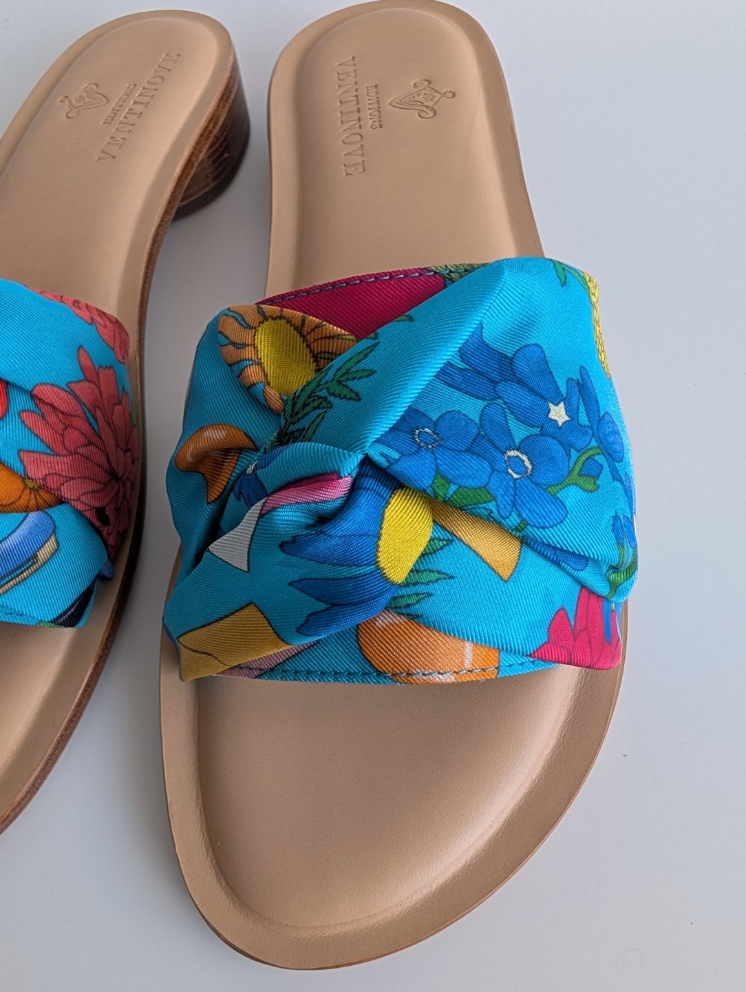 Flat silk and leather sandal Wear your summer sandal like a jewel.