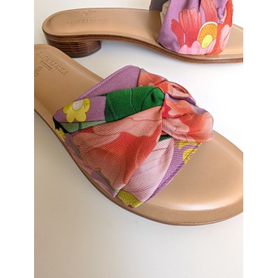 Flat silk and leather sandal Wear your summer sandal like a jewel.