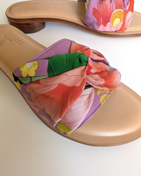 Sandale plate en soie et cuir à porter comme un bijou