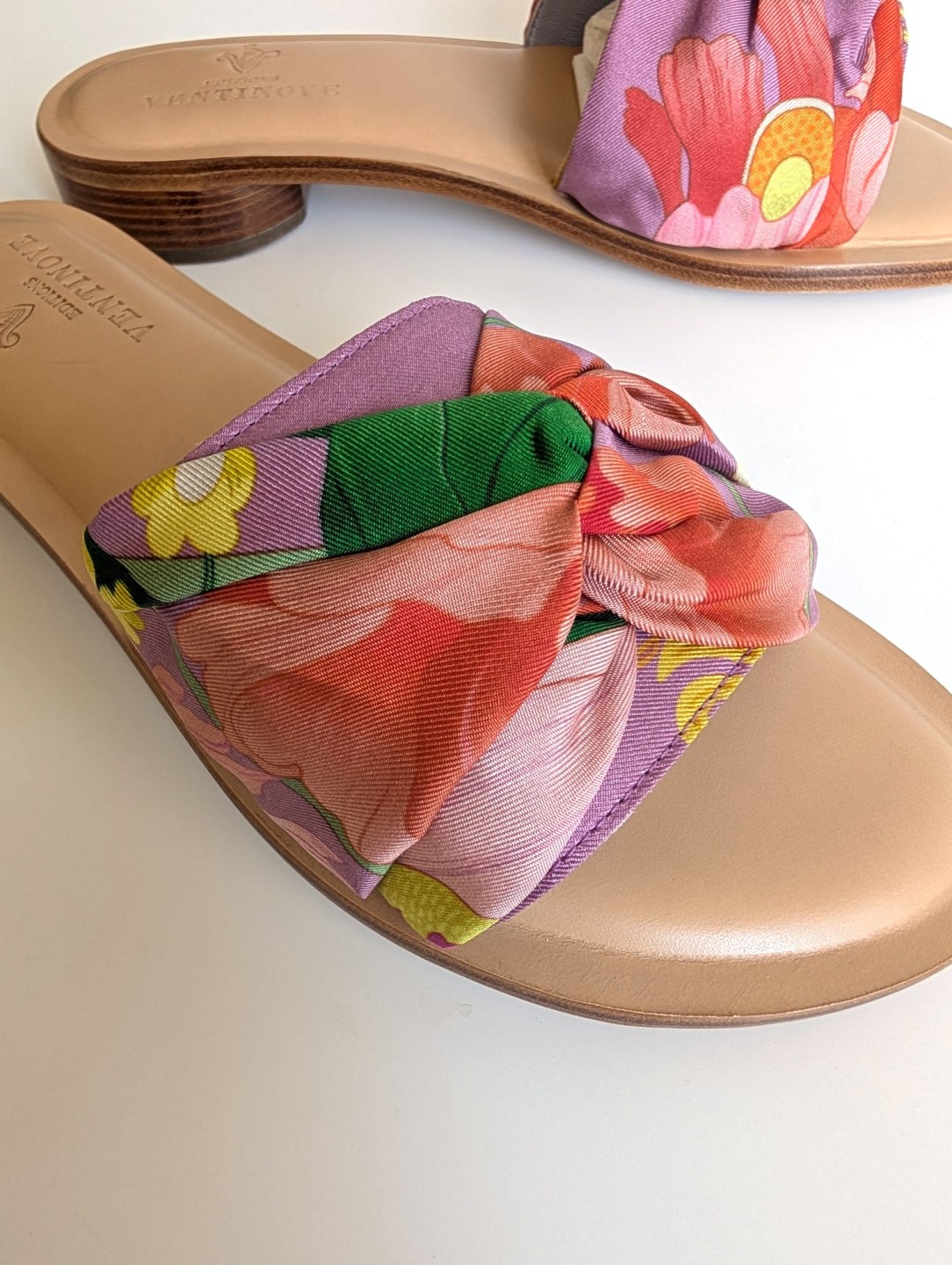 Sandale plate en soie et cuir à porter comme un bijou