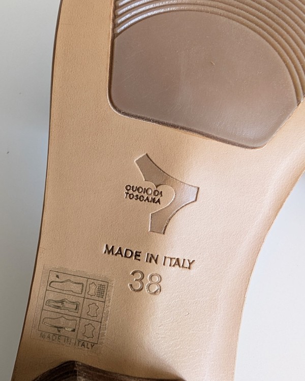 Flat silk and leather sandal Wear your summer sandal like a jewel.