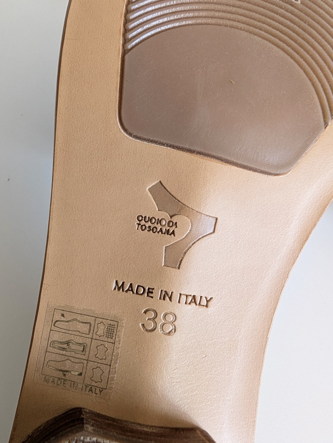 Flat silk and leather sandal Wear your summer sandal like a jewel.