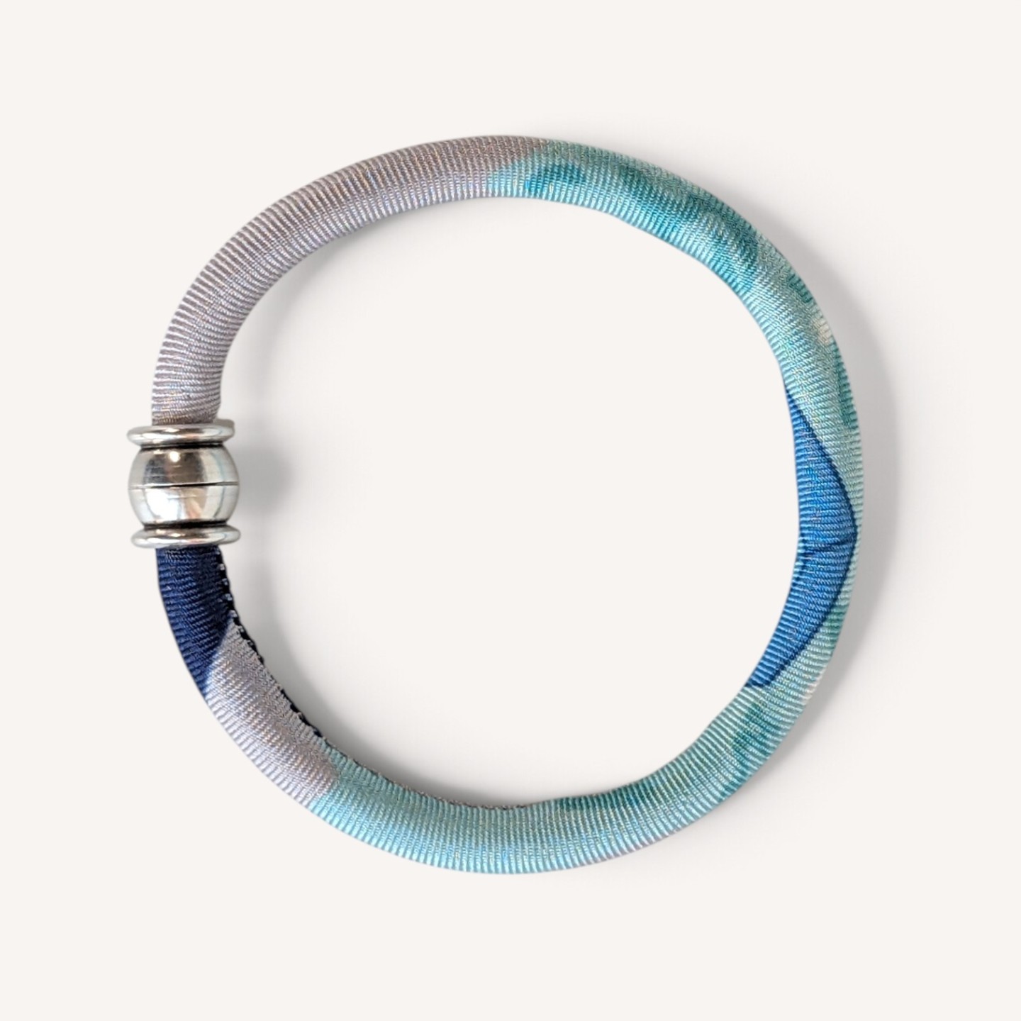 Bracelet Ellisse en soie, fermoir aimanté | Editions Ventinove