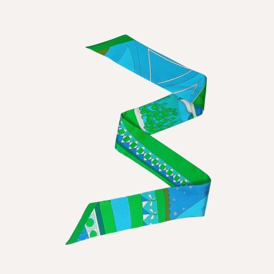 Avvolgi l'Eleganza: Bandeau di Seta che Racconta Storie di Stile