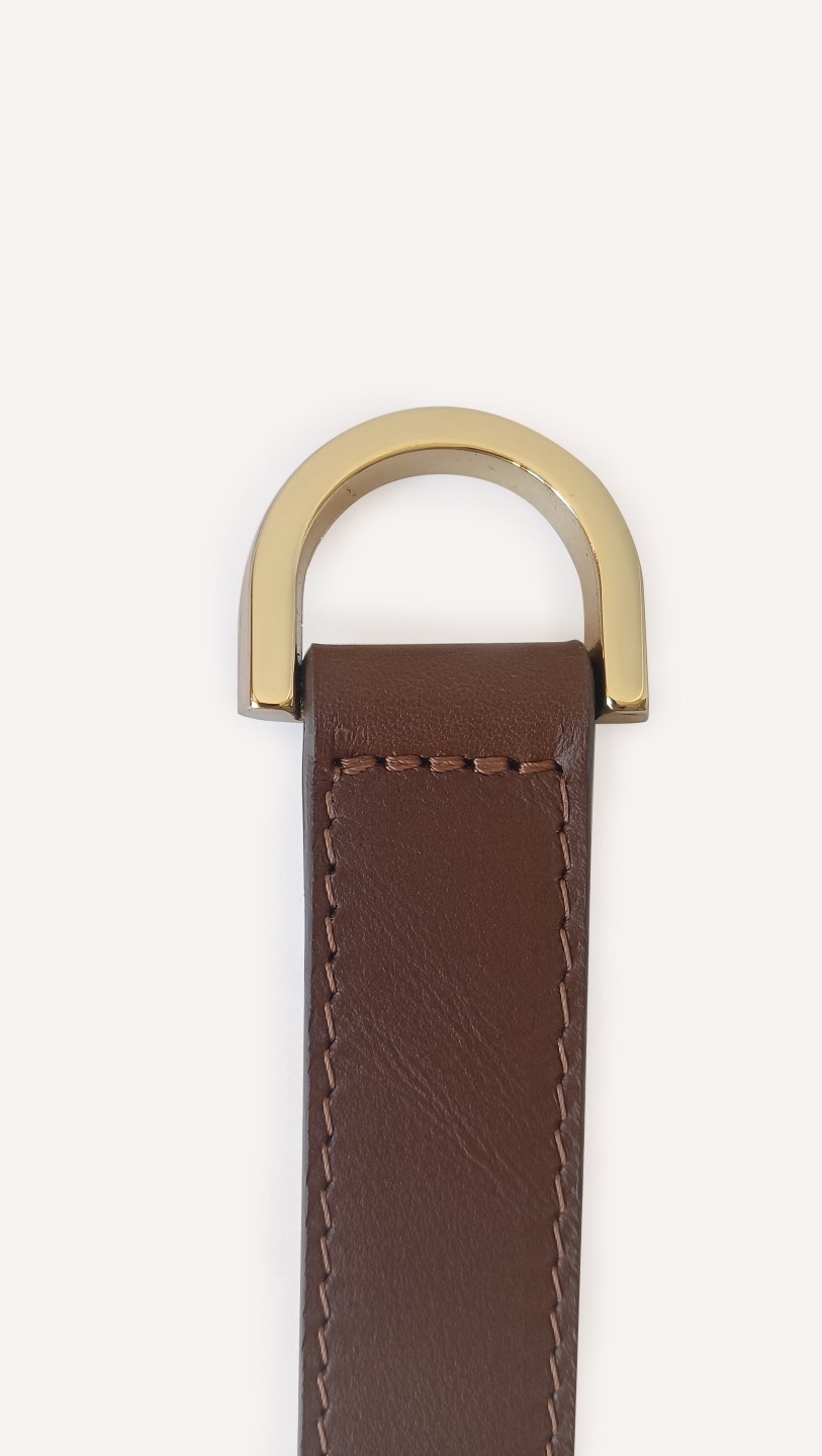 Découvre la ceinture en cuir qui se ferme avec un foulard !