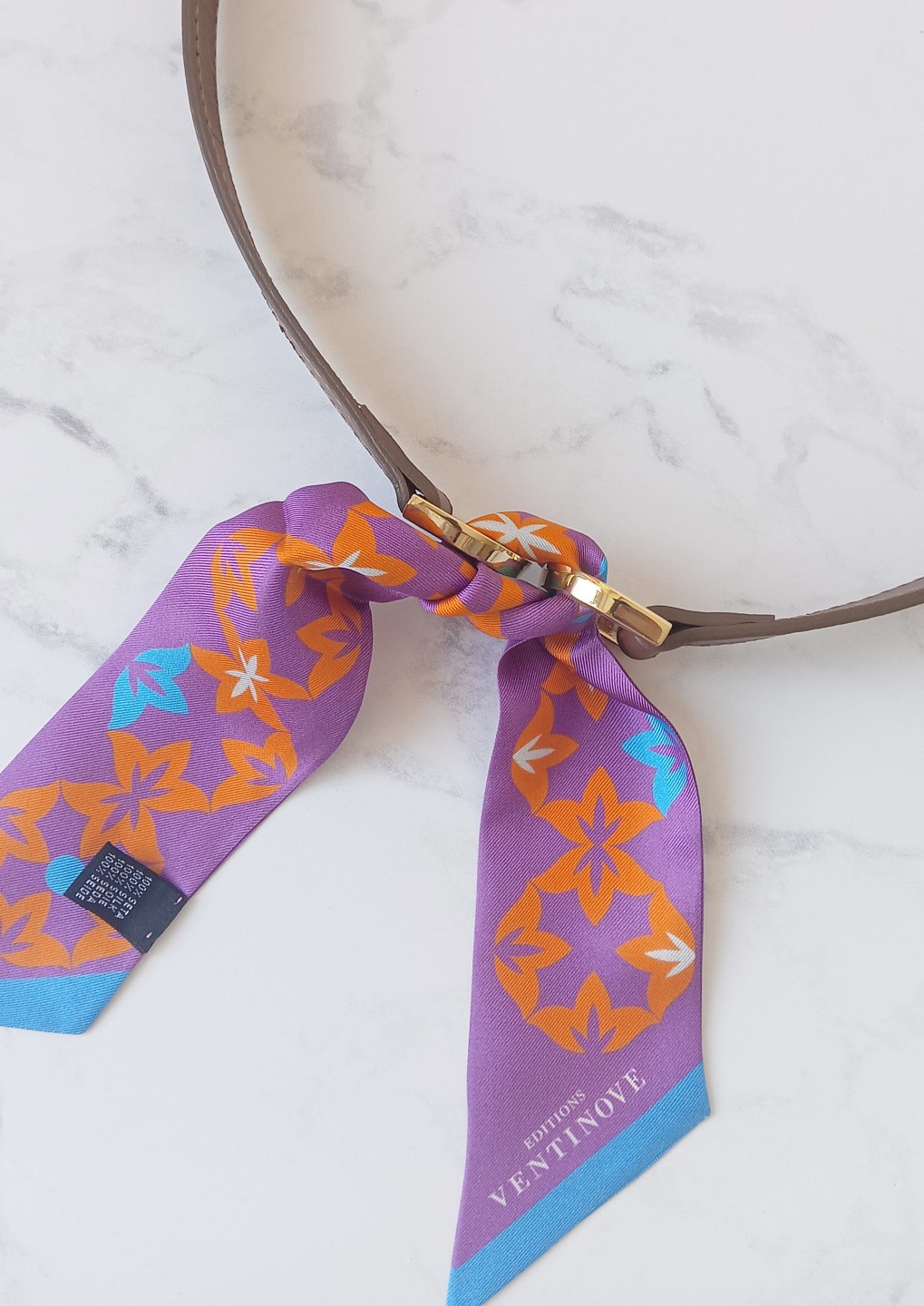 Découvre la ceinture en cuir qui se ferme avec un foulard !